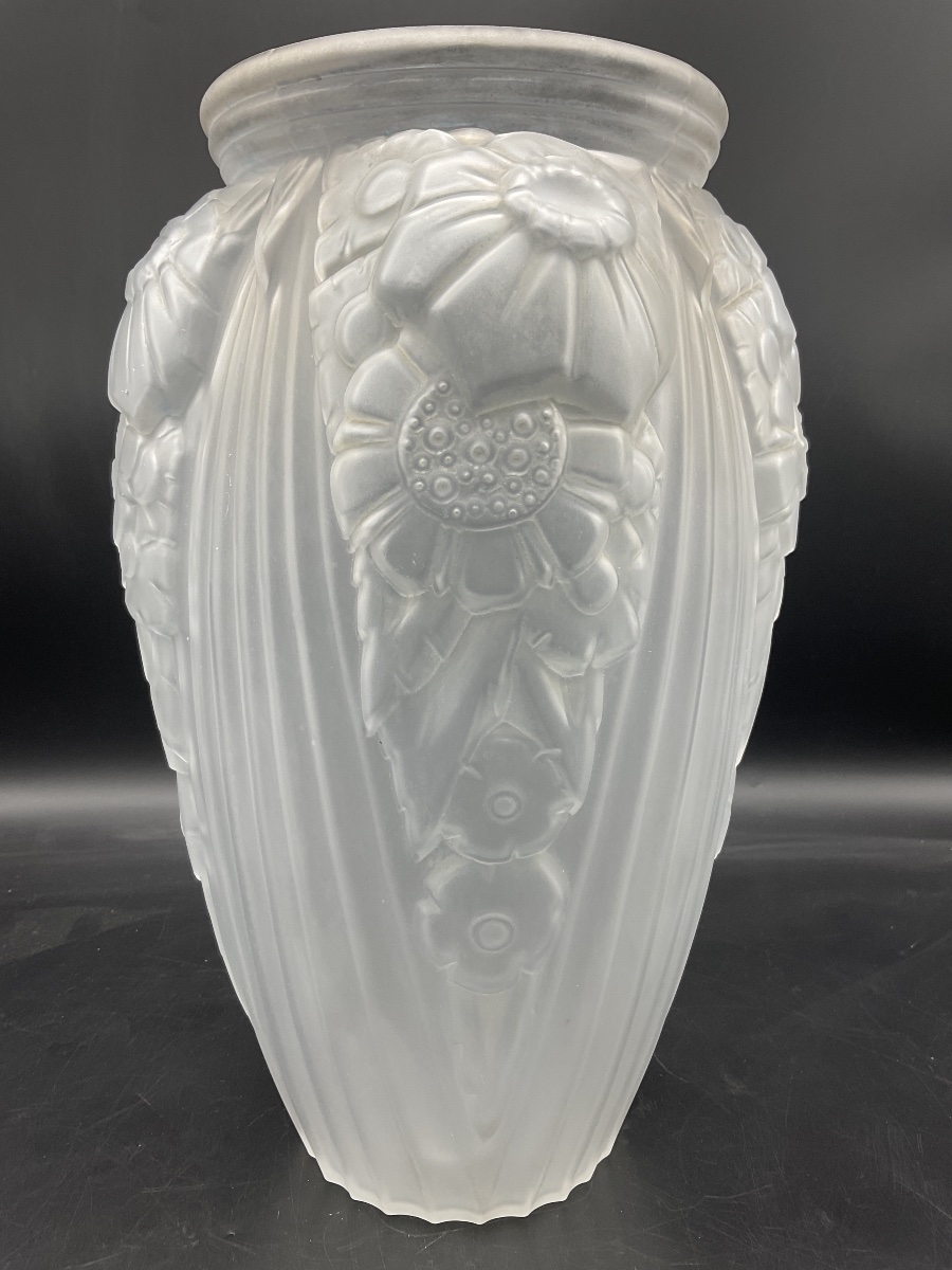 Vase Müller frères en verre pressé moulé satiné à décor stylisé art déco de feuilles et fleurs 