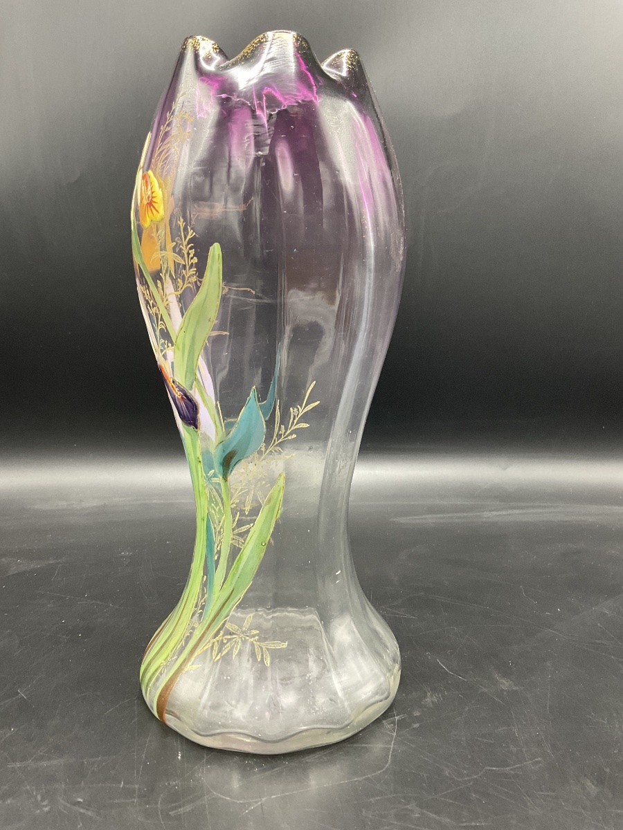Vase Legras en verre polychrome à décor émaillé d'iris d'eau sur fond dégradé violet.-photo-2