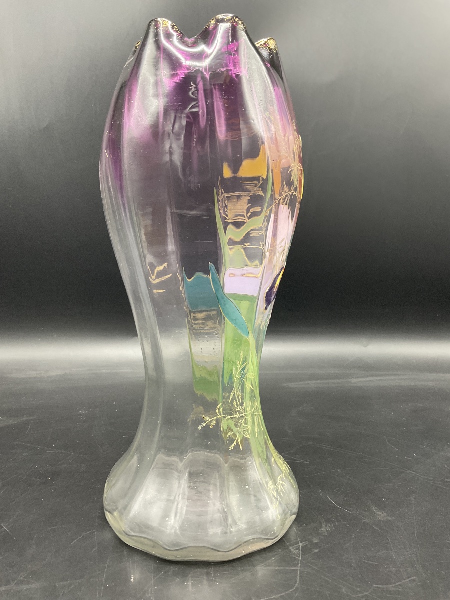 Vase Legras en verre polychrome à décor émaillé d'iris d'eau sur fond dégradé violet.-photo-4