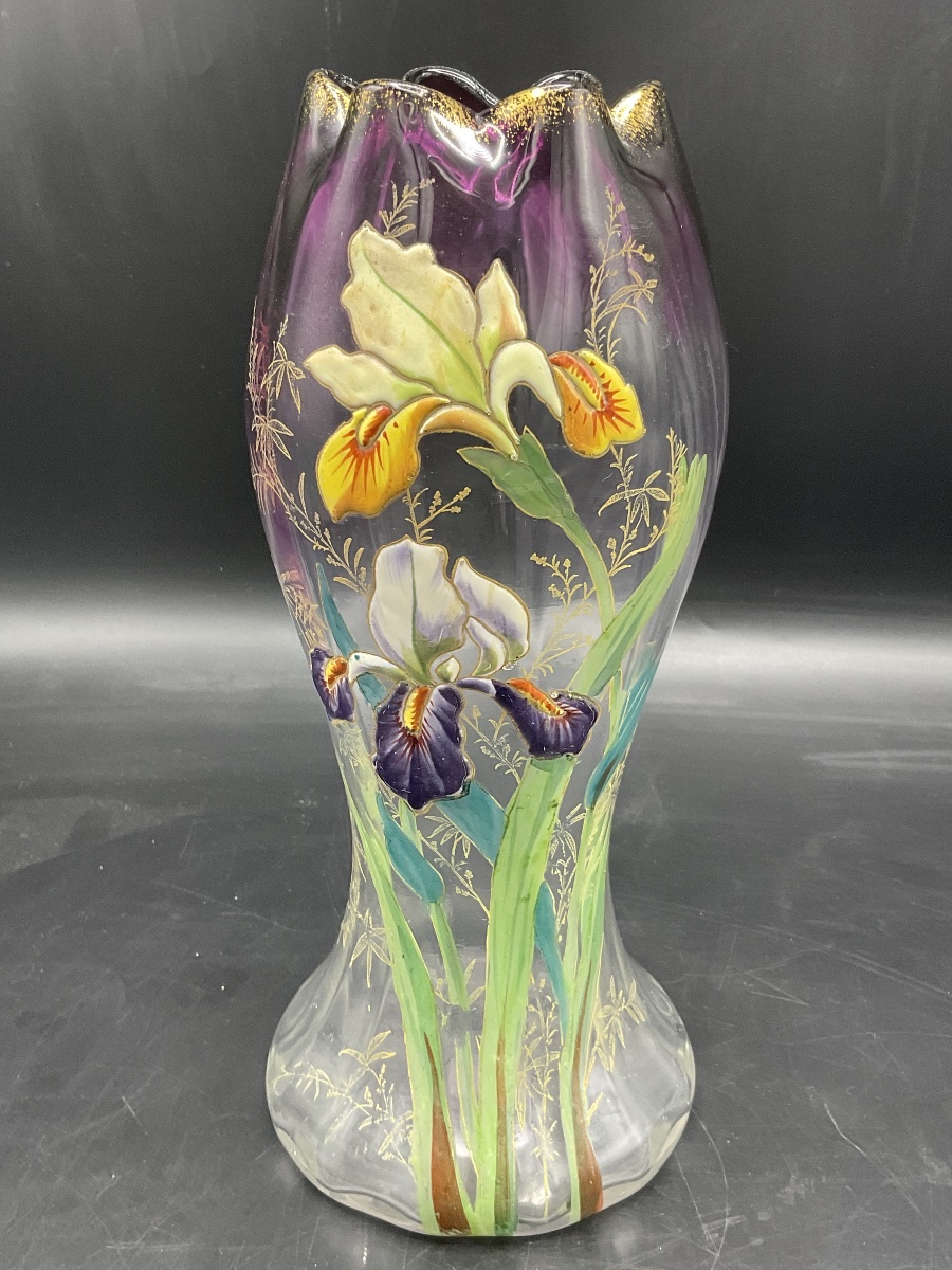 Vase Legras en verre polychrome à décor émaillé d'iris d'eau sur fond dégradé violet.-photo-1