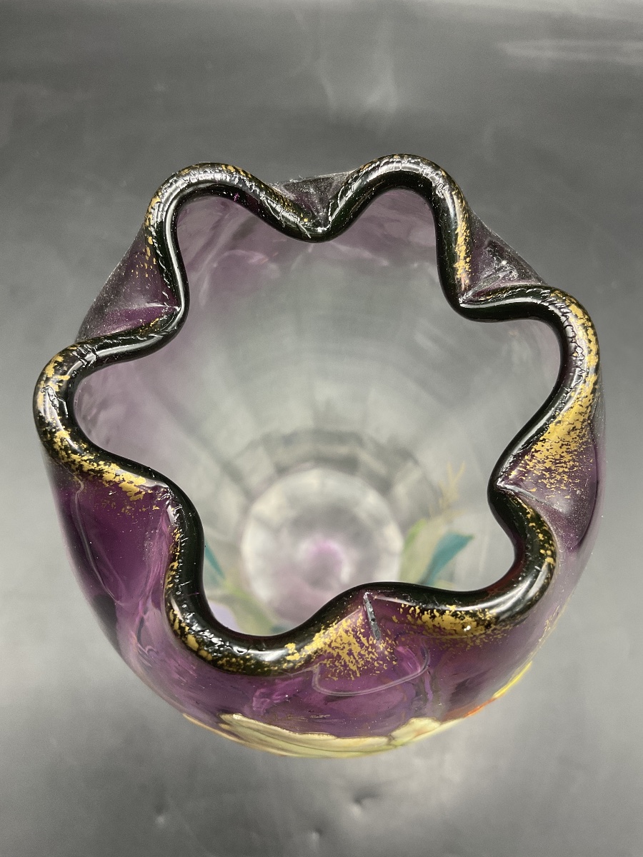 Vase Legras en verre polychrome à décor émaillé d'iris d'eau sur fond dégradé violet.-photo-5