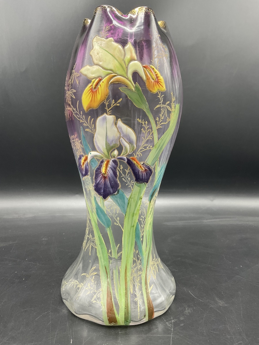 Vase Legras en verre polychrome à décor émaillé d'iris d'eau sur fond dégradé violet.