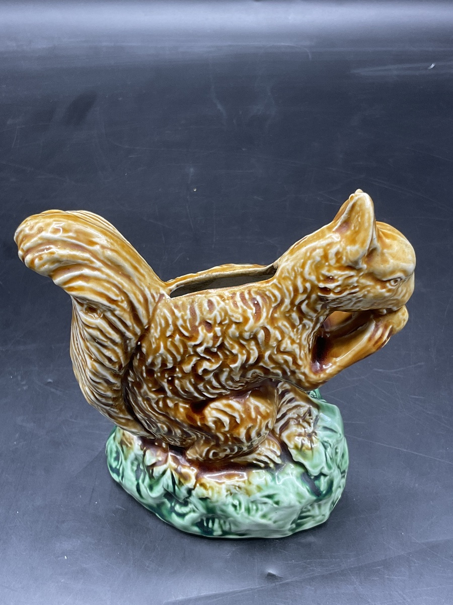 Tirelire en barbotine polychrome de la manufacture Onnaing représentant un écureuil.-photo-7