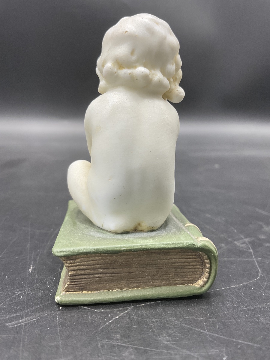 A Biscuit Attributed To La Manufacture De Müller, Depicting A Little Girl Sitting On A Book.-photo-3