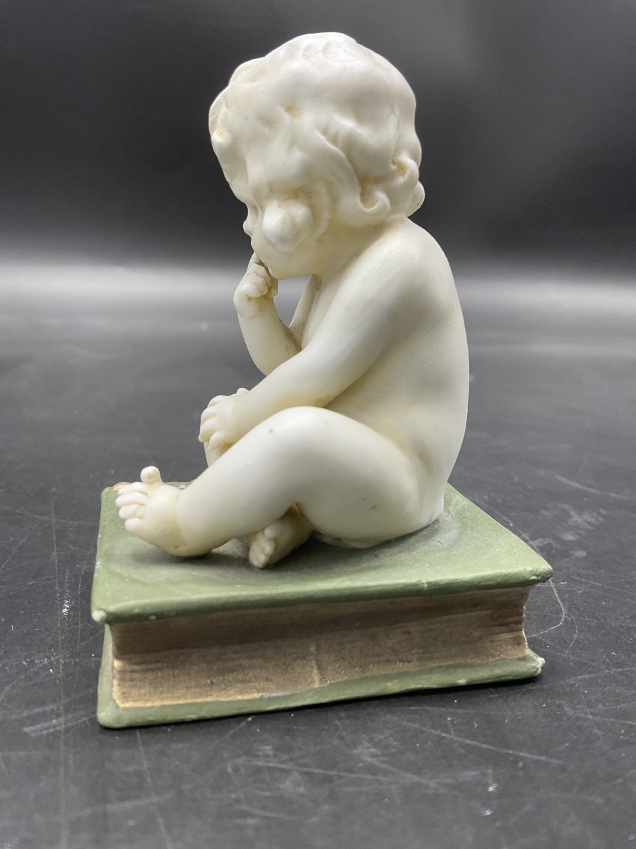 A Biscuit Attributed To La Manufacture De Müller, Depicting A Little Girl Sitting On A Book.-photo-4
