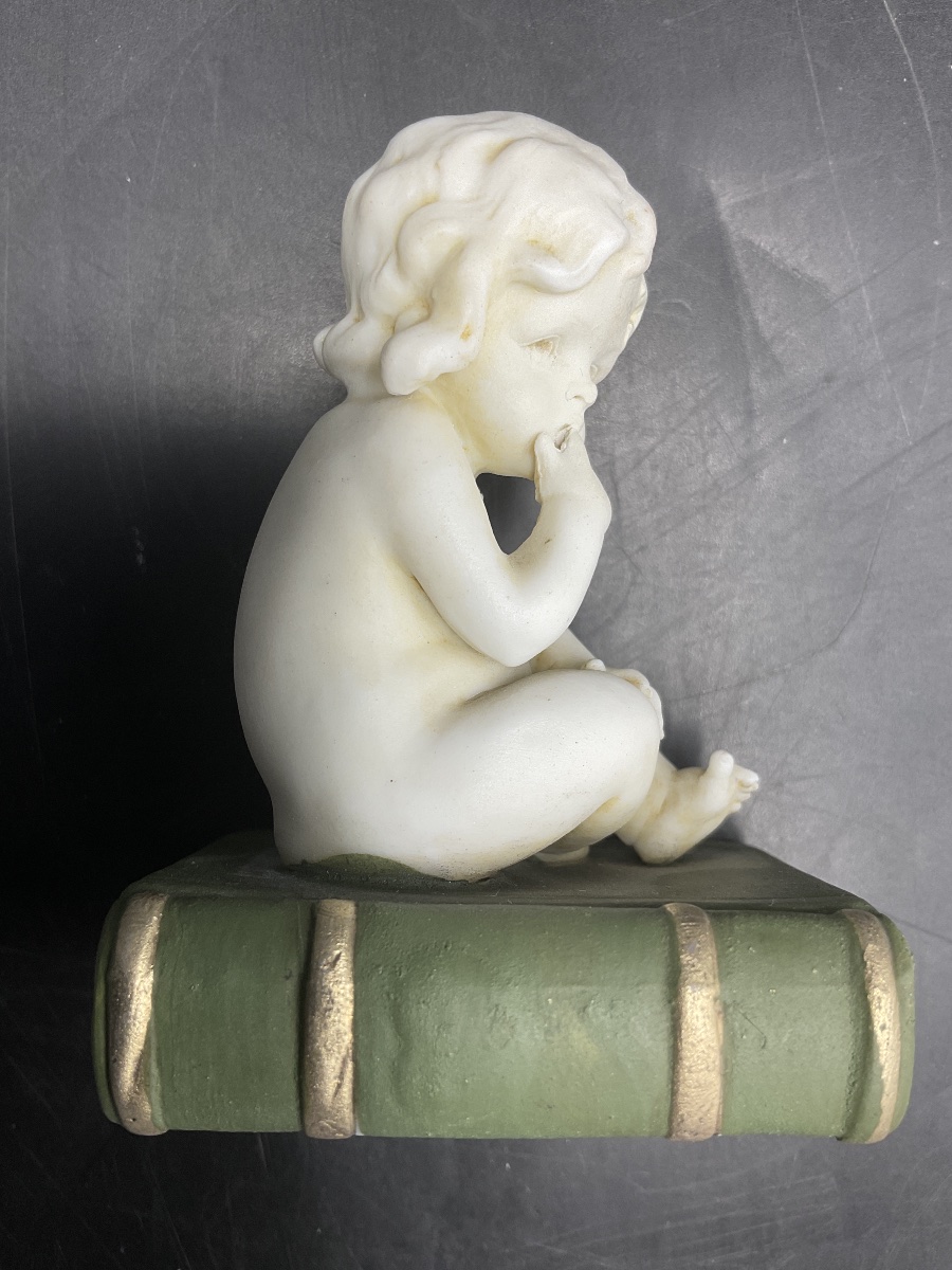 A Biscuit Attributed To La Manufacture De Müller, Depicting A Little Girl Sitting On A Book.-photo-4