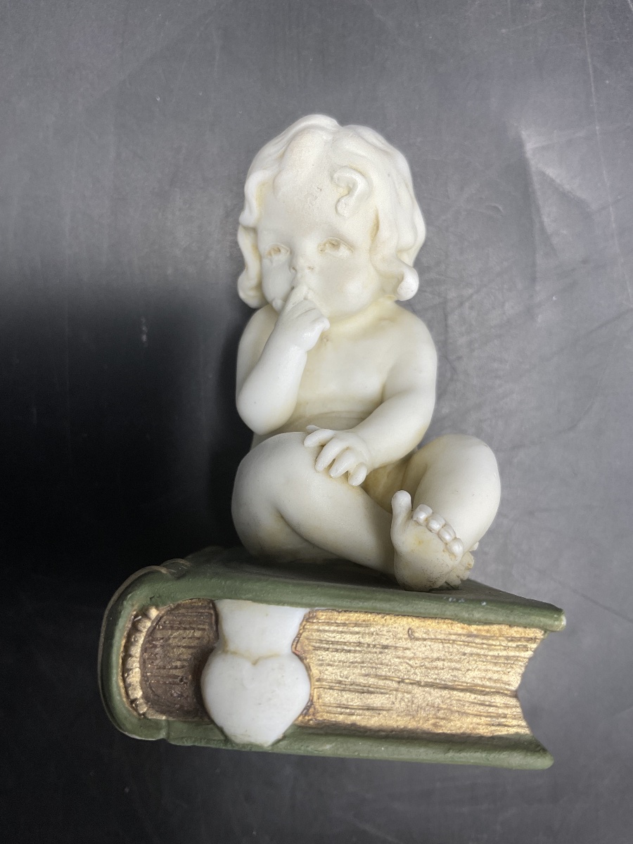 A Biscuit Attributed To La Manufacture De Müller, Depicting A Little Girl Sitting On A Book.-photo-5