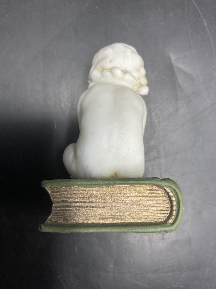 A Biscuit Attributed To La Manufacture De Müller, Depicting A Little Girl Sitting On A Book.-photo-6