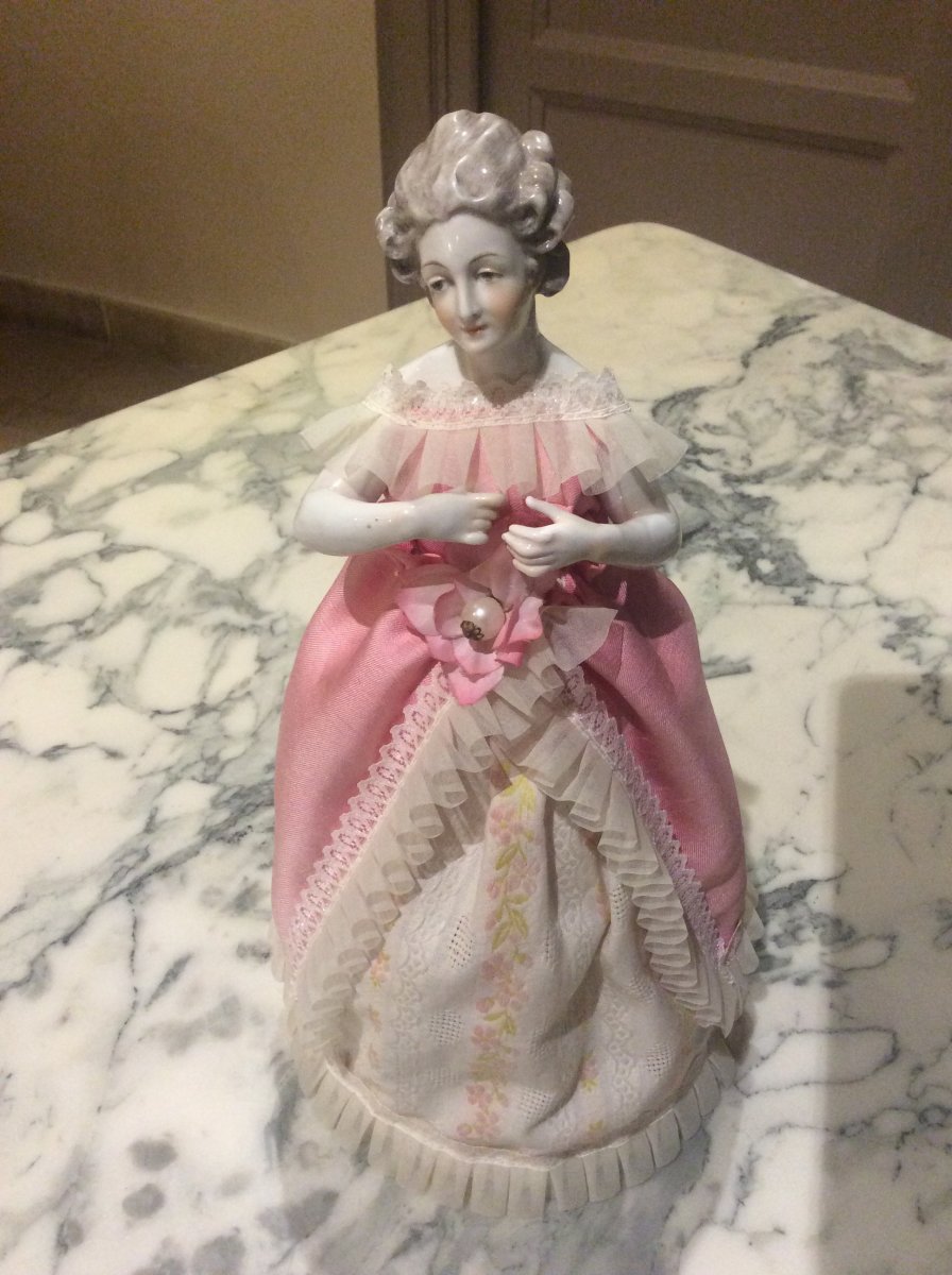 Demi Figurine En Porcelaine Polychrome Allemande  Représentant Une Jeune Fille.-photo-6