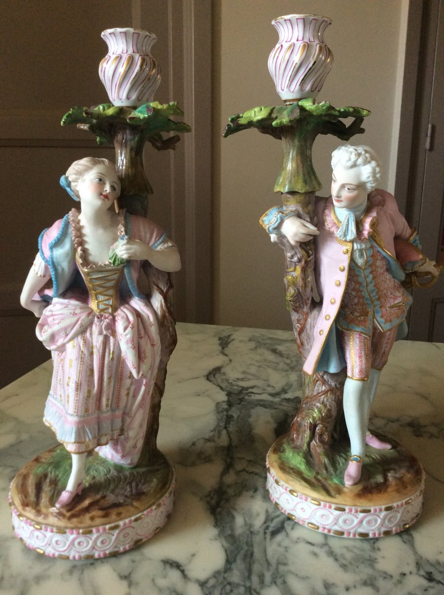 Chantilly: Pair Of Candlesticks In Polychrome Painted Biscuit Representing A Couple.-photo-2