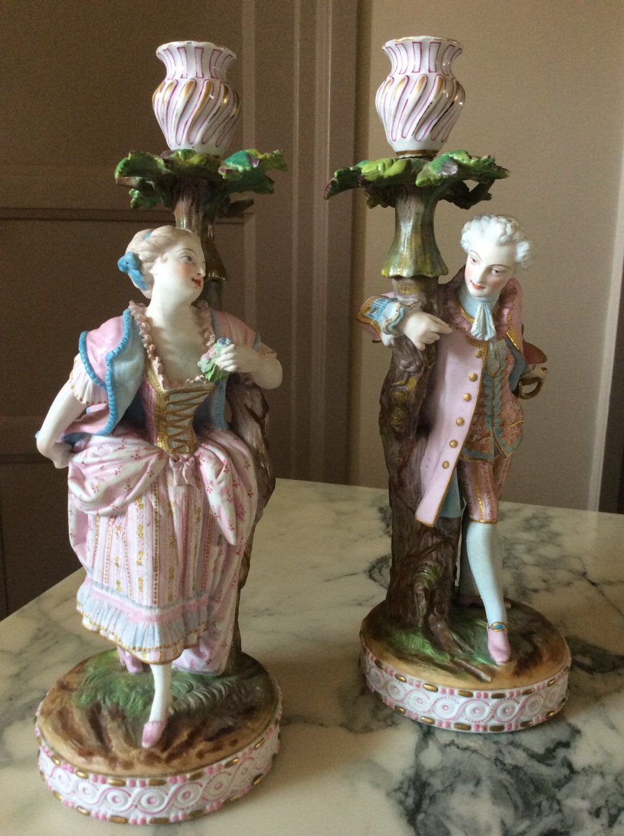 Chantilly: Pair Of Candlesticks In Polychrome Painted Biscuit Representing A Couple.-photo-1