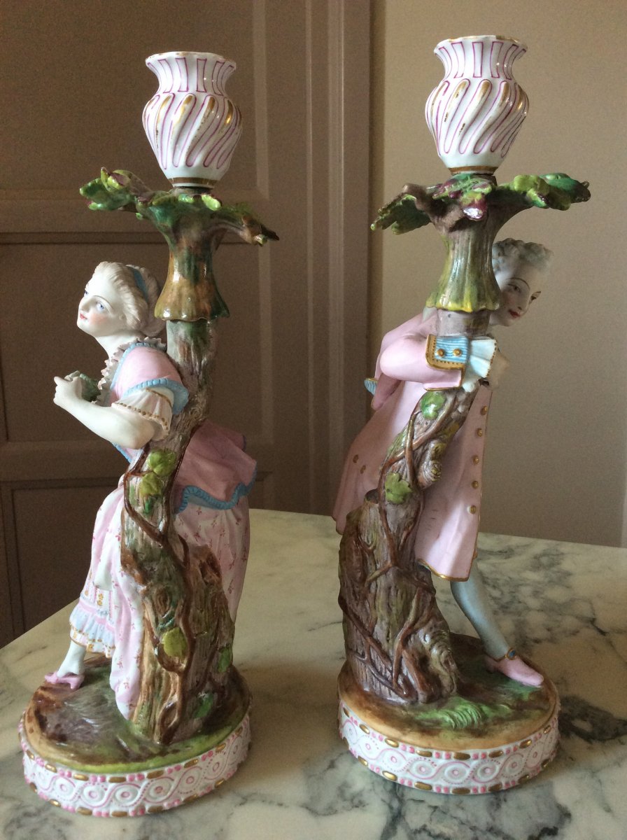 Chantilly: Pair Of Candlesticks In Polychrome Painted Biscuit Representing A Couple.-photo-2