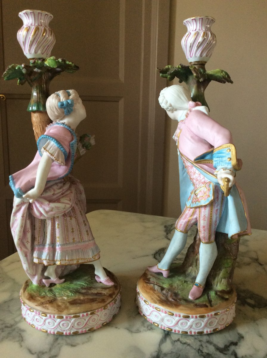 Chantilly: Pair Of Candlesticks In Polychrome Painted Biscuit Representing A Couple.-photo-3