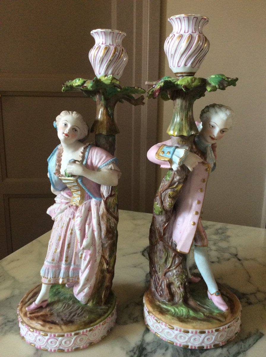 Chantilly: Pair Of Candlesticks In Polychrome Painted Biscuit Representing A Couple.-photo-4