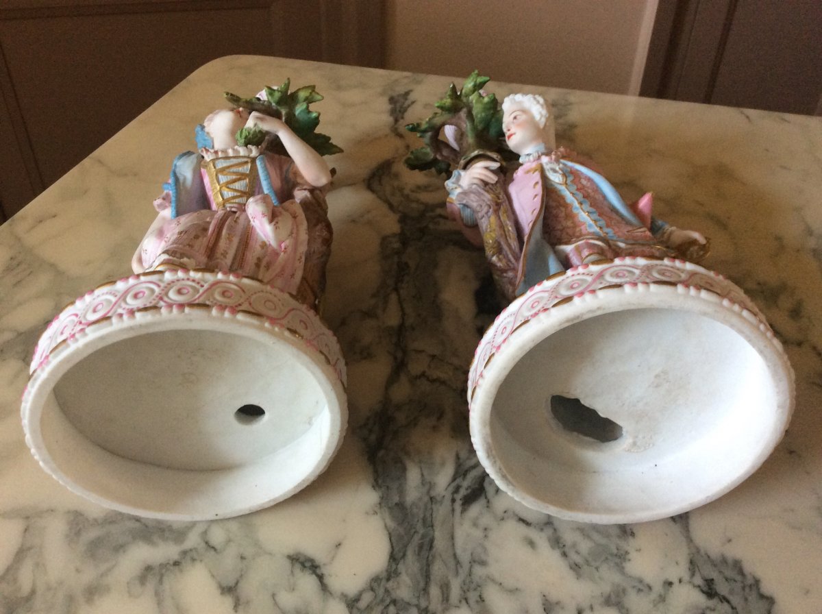 Chantilly: Pair Of Candlesticks In Polychrome Painted Biscuit Representing A Couple.-photo-6