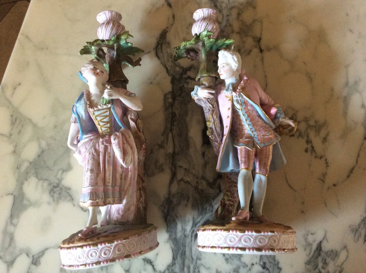 Chantilly: Pair Of Candlesticks In Polychrome Painted Biscuit Representing A Couple.-photo-7