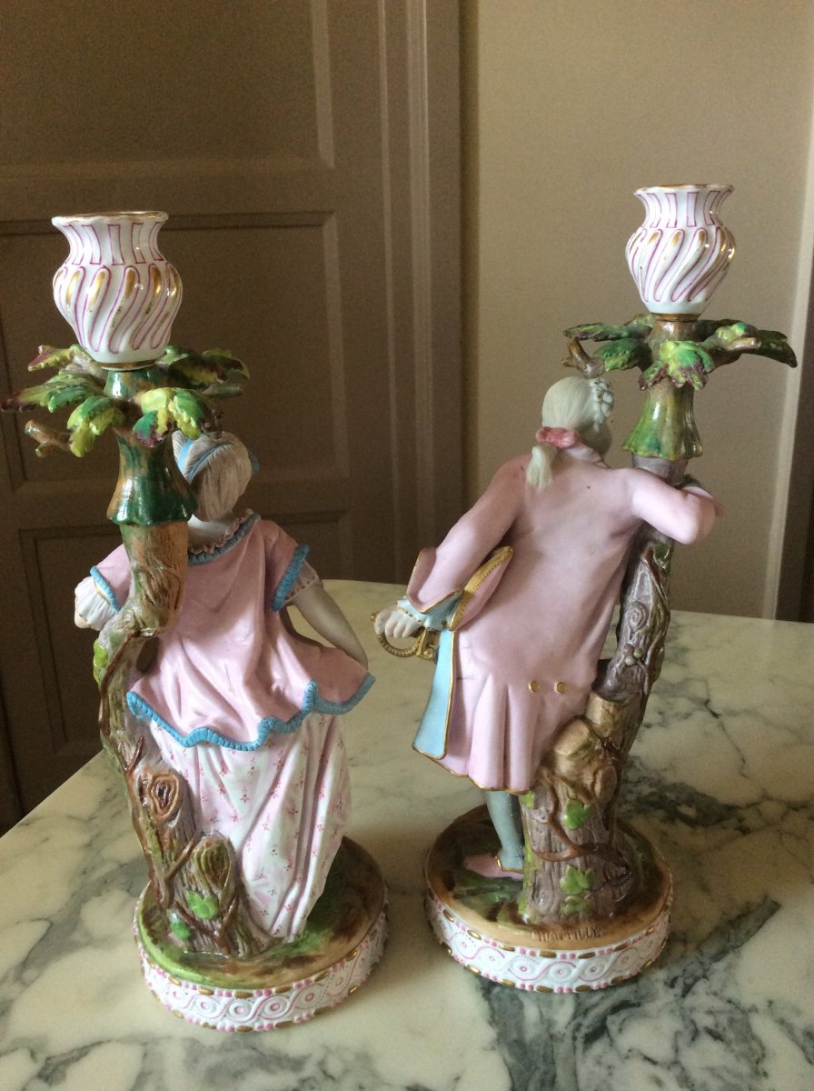 Chantilly: Pair Of Candlesticks In Polychrome Painted Biscuit Representing A Couple.-photo-8