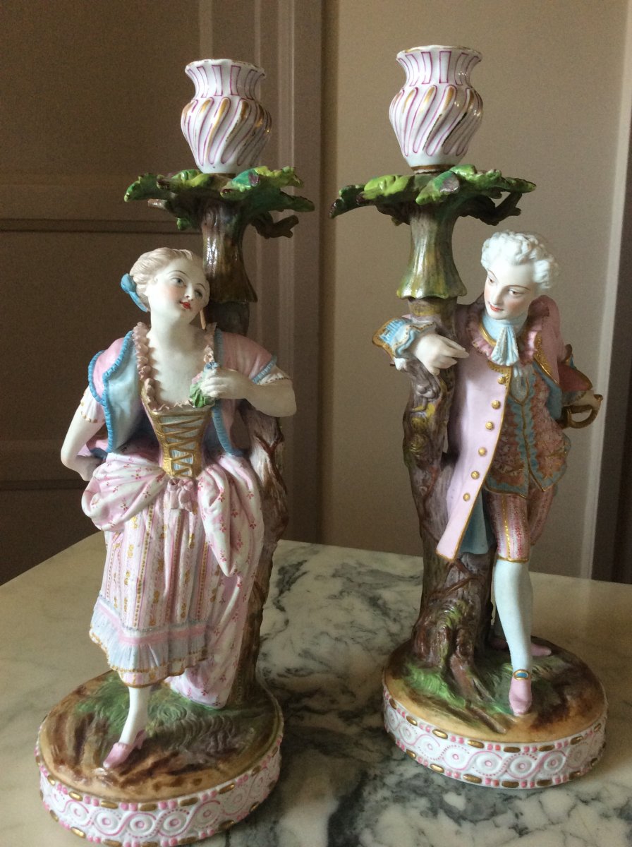 Chantilly: Pair Of Candlesticks In Polychrome Painted Biscuit Representing A Couple.