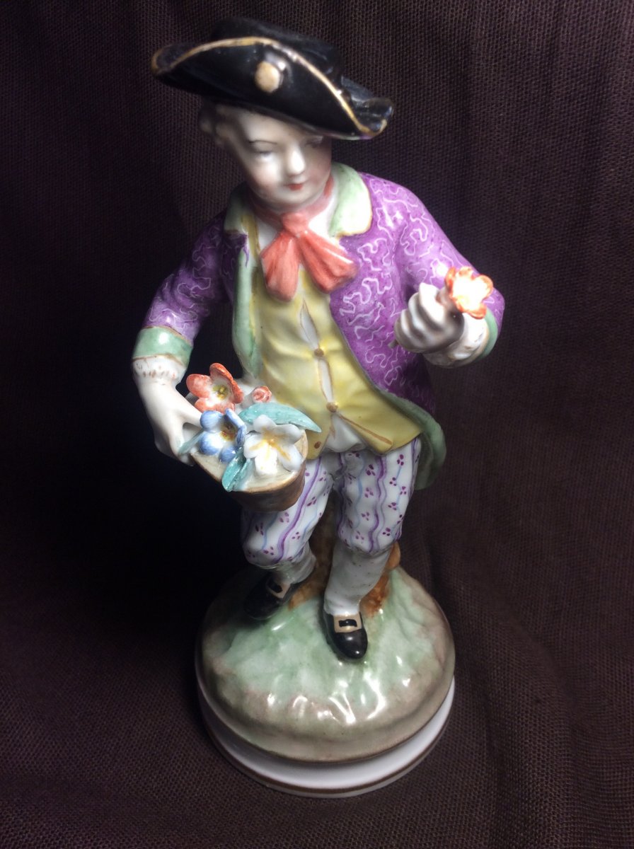 Jeune Homme En Porcelaine De Meissen  Avec Un Panier De Fleurs Et Une Fleur Dans La Main.-photo-2