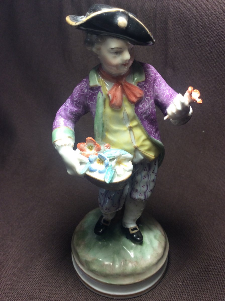 Jeune Homme En Porcelaine De Meissen  Avec Un Panier De Fleurs Et Une Fleur Dans La Main.-photo-4