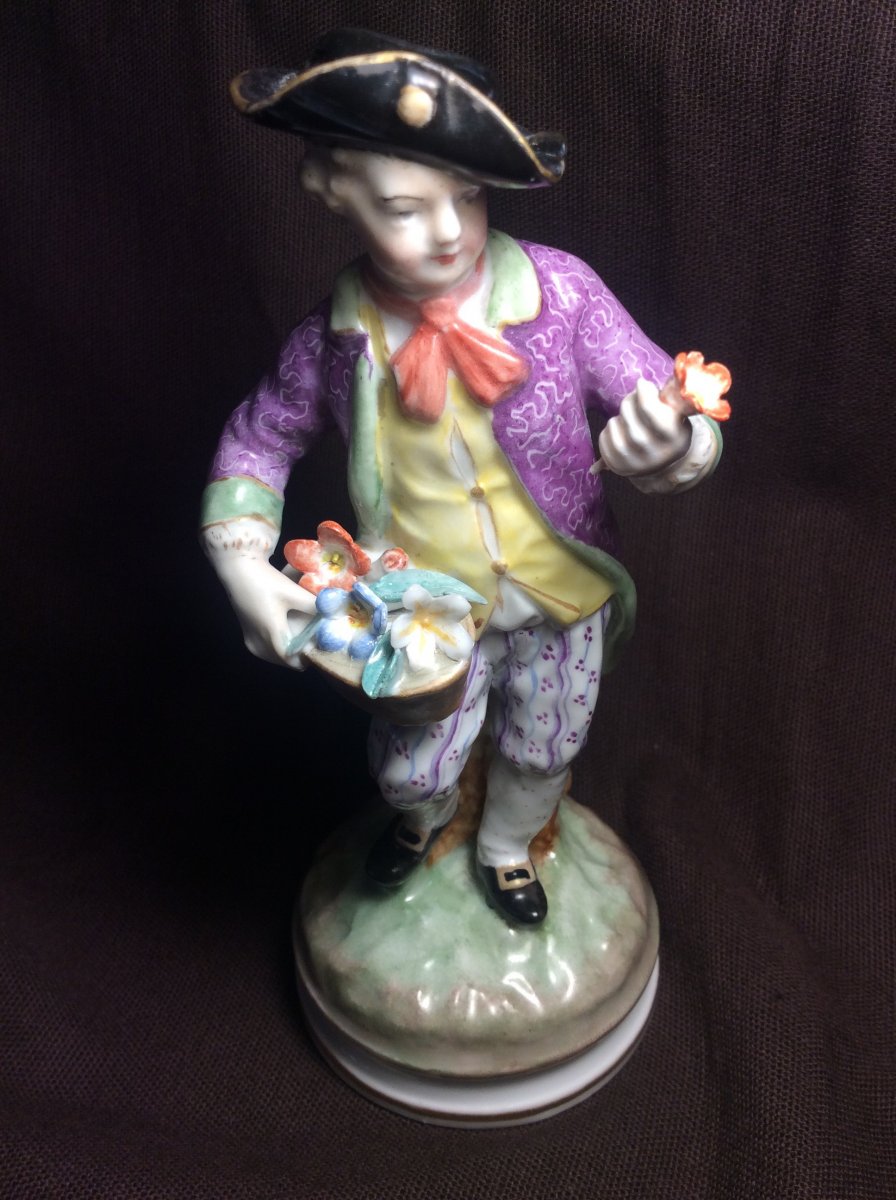 Jeune Homme En Porcelaine De Meissen  Avec Un Panier De Fleurs Et Une Fleur Dans La Main.