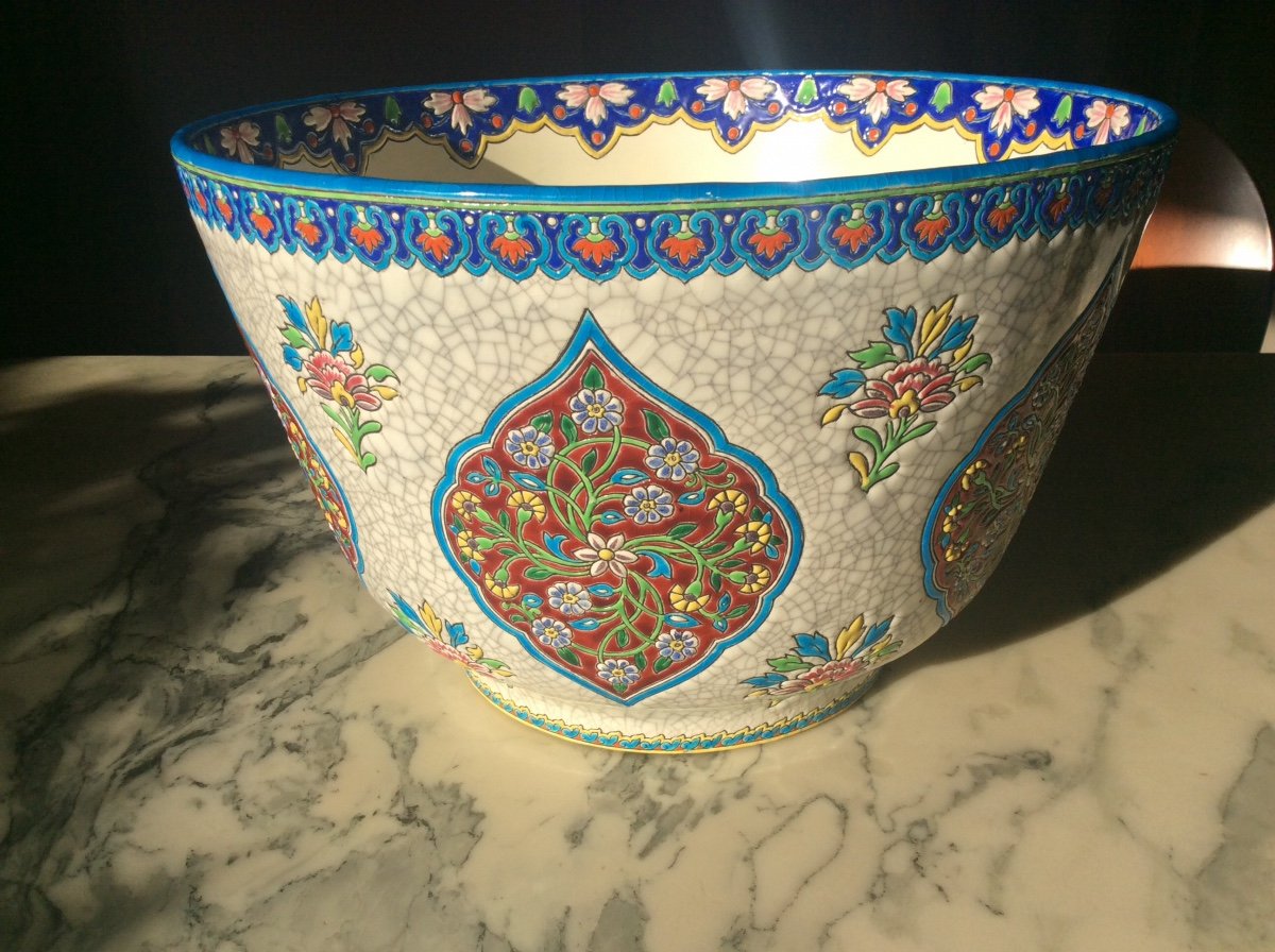 Cache Pot En émaux De Gien à Décor De Cartouche De Fleurs Polychromes Sur Fond Blanc Craquelé.