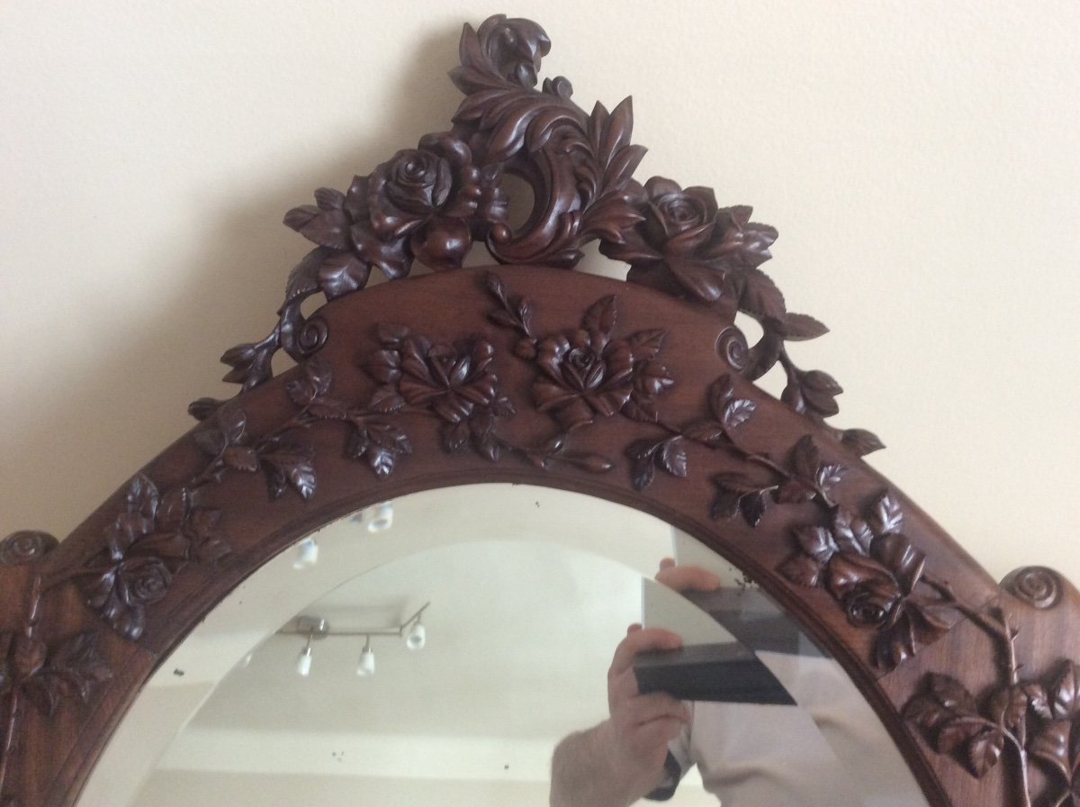 Miroir ou Glace Ovale En Noyer Massif Sculpté à Décor De Roses en relief avec son feuillage de tiges épineuses Et Oiseaux De Paradis XIX.-photo-1