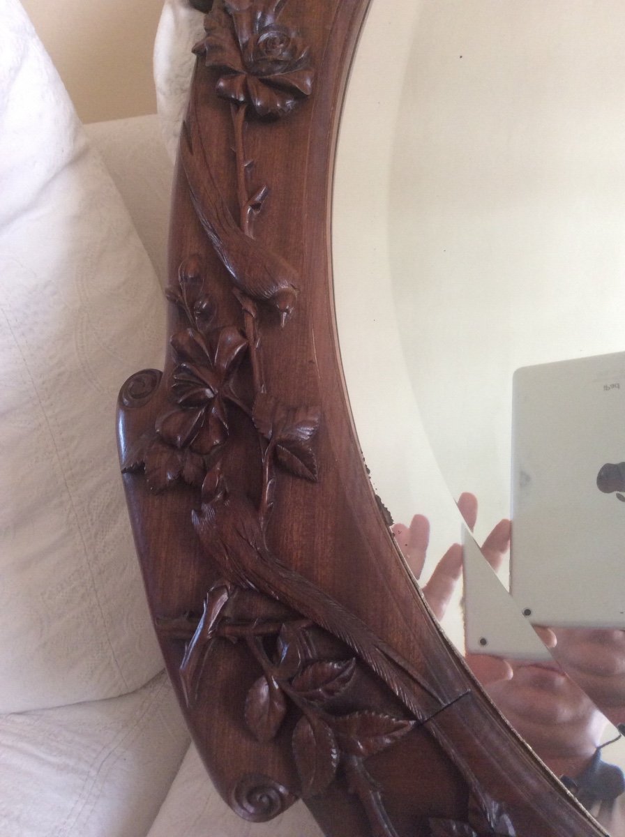 Miroir ou Glace Ovale En Noyer Massif Sculpté à Décor De Roses en relief avec son feuillage de tiges épineuses Et Oiseaux De Paradis XIX.-photo-3