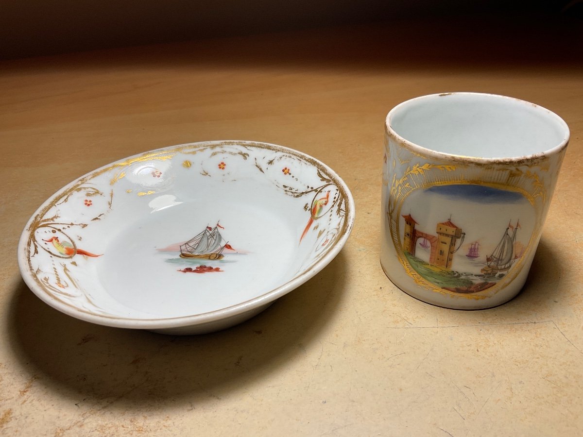 Tasse En Porcelaine De Locré De Forme Litron Et Sa Soutasse Décor Polychrome D’un Paysage Maritime Avec des Bateaux.-photo-2