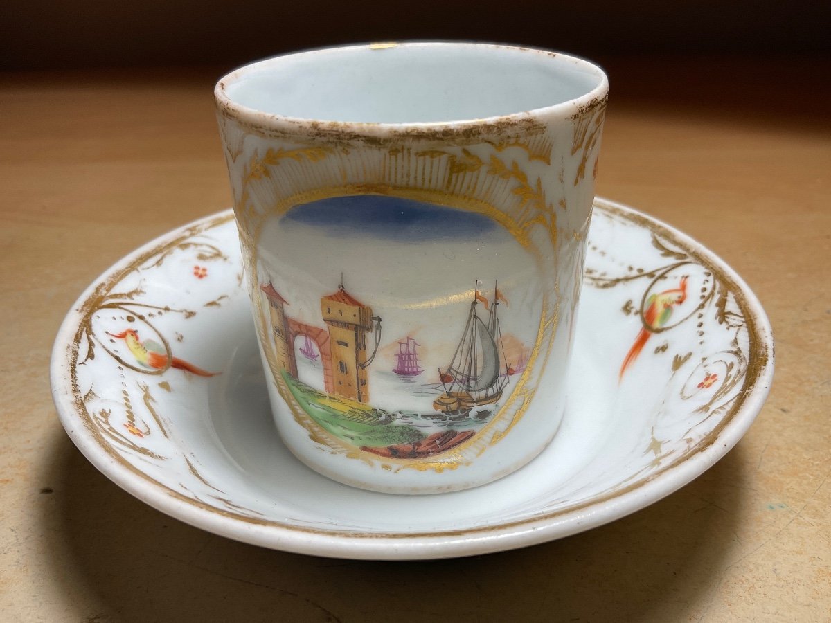 Tasse En Porcelaine De Locré De Forme Litron Et Sa Soutasse Décor Polychrome D’un Paysage Maritime Avec des Bateaux.