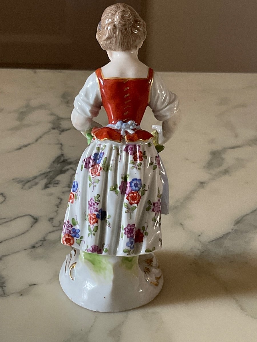 Figurine En Porcelaine Polychrome De Meissen Représentant Une Jeune Fille Tenant Un Panier De Légumes.-photo-3