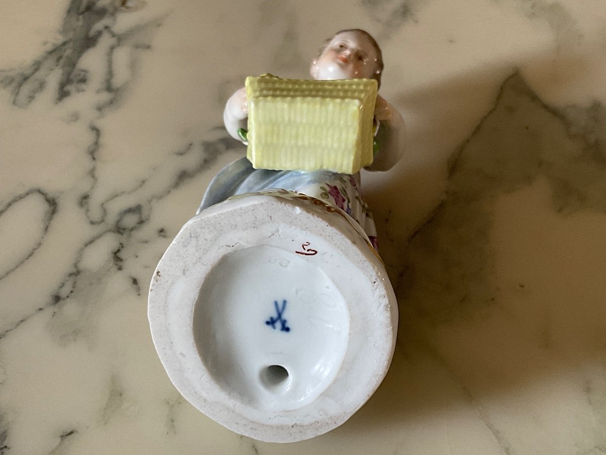 Figurine En Porcelaine Polychrome De Meissen Représentant Une Jeune Fille Tenant Un Panier De Légumes.-photo-4