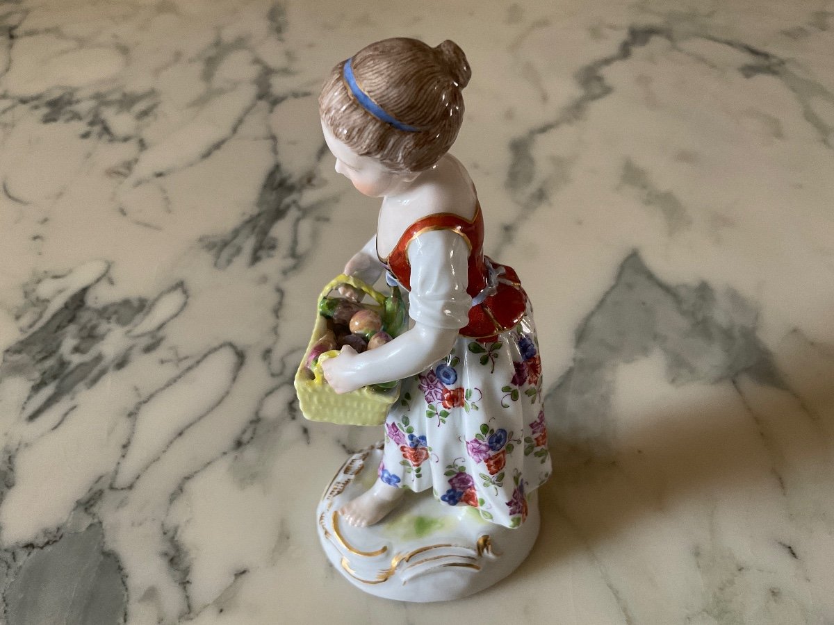 Figurine En Porcelaine Polychrome De Meissen Représentant Une Jeune Fille Tenant Un Panier De Légumes.-photo-1
