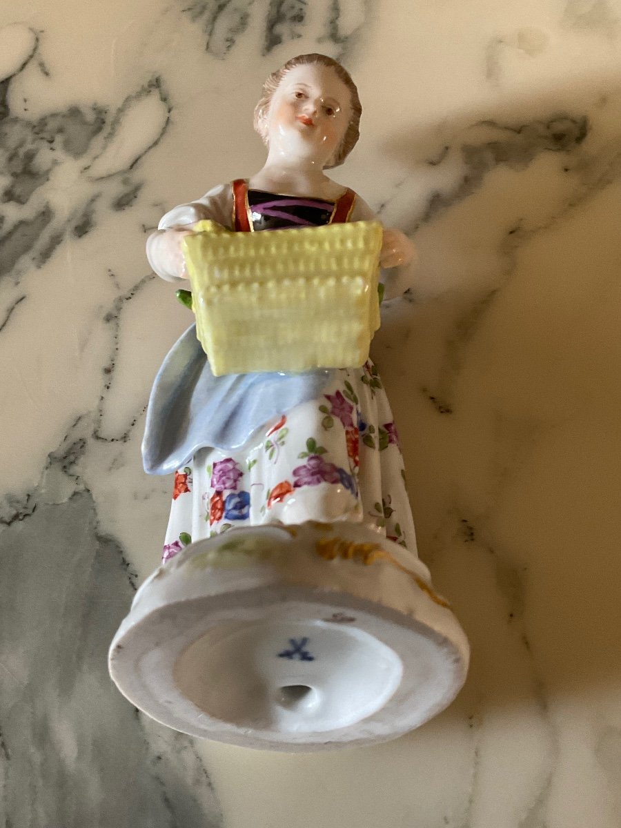 Figurine En Porcelaine Polychrome De Meissen Représentant Une Jeune Fille Tenant Un Panier De Légumes.-photo-7