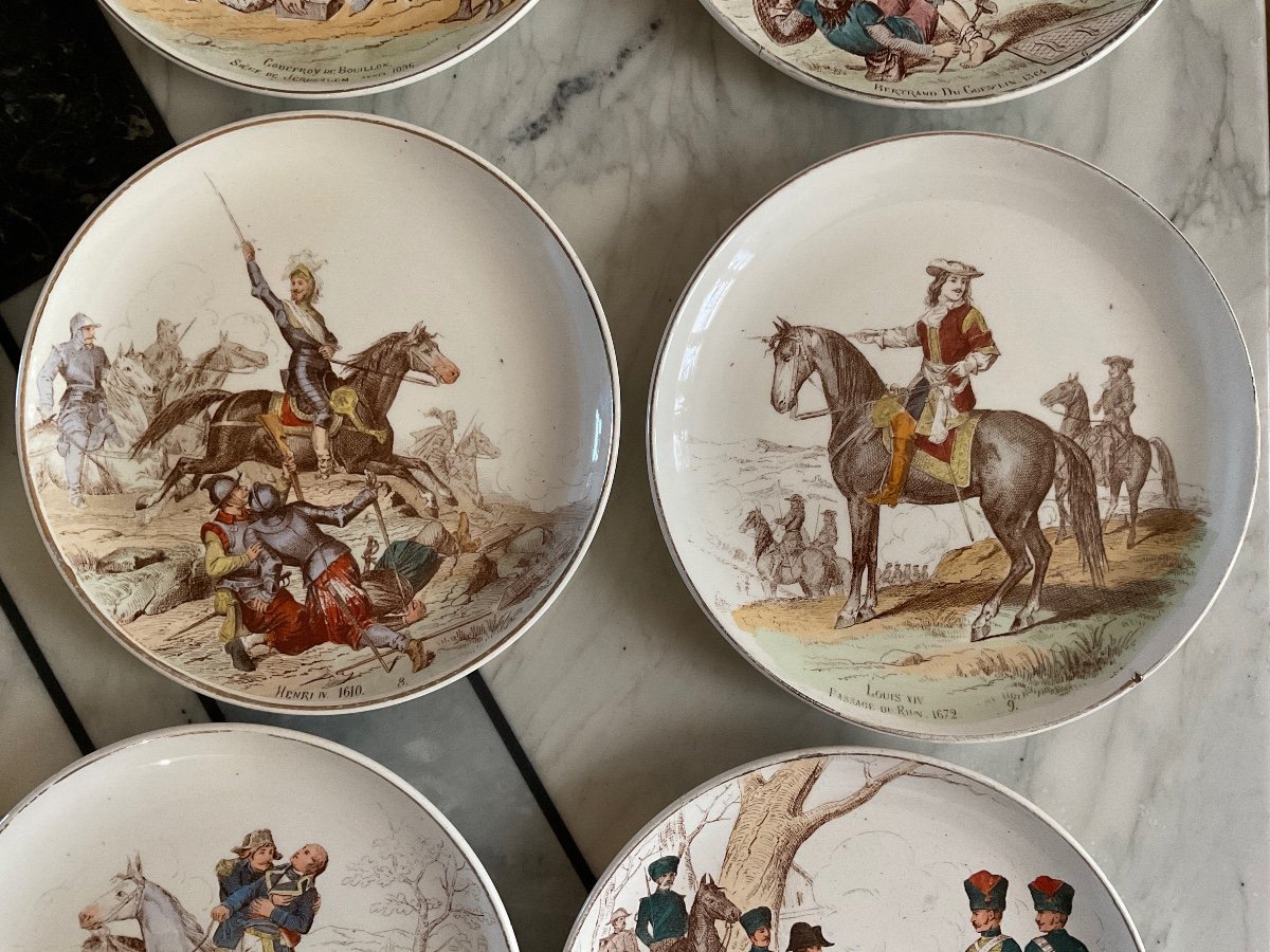 Série De Dix Assiettes En Faïence Polychrome De Creil-montereau Sur Nos Gloires Militaires.-photo-3