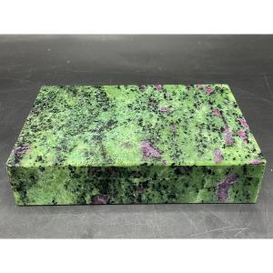 Coffret rectangulaire en pierre dure de rubis zoïsite à charnières en argent vermeil.