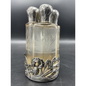 Nécessaire ou flacon à parfum à compartiment en argent massif et cristal gravé à décor d’iris.