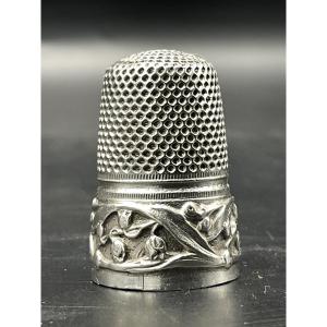 Dé à coudre en argent massif représentant un décor de branche de muguet et son feuillage.