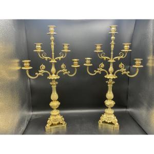 Paire de candélabres d'époque Napoléon III à cinq feux de lumières en bronze doré ciselé.