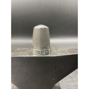 Dé à coudre en argent massif orné d'une frise étoilée avec des cabochons sertis de turquoise.