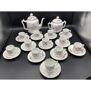 Service à café en porcelaine polychrome de Limoges à décor de bouquet de fleurs et papillon.