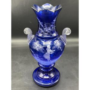 Mary Grégory vase balustre sur piédouche en verre bleu cobalt émaillé à décor d’une jeune fille