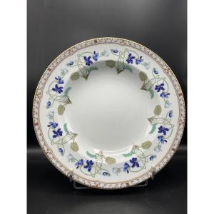 Un plat rond creux en porcelaine, manufacture de Haviland à Limoges décor impératrice Eugénie.