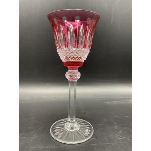 Saint louis Un verre à vin blanc roemer en cristal taillé coloré rouge modèle Tommy.