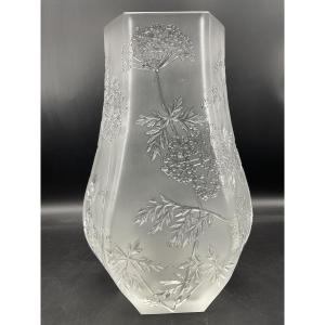 Vase Lalique France en cristal satiné et incolore, modèle aux ombelles.