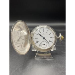 – Montre à gousset ou de poche savonnette de marque Omega en argent à décor de rinceaux fleuris