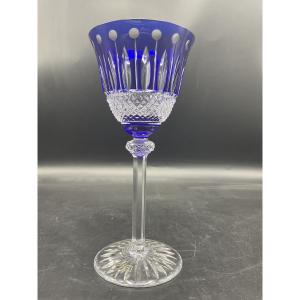 Saint louis Un verre Roemer à vin en cristal taillé coloré bleu foncé modèle Tommy.