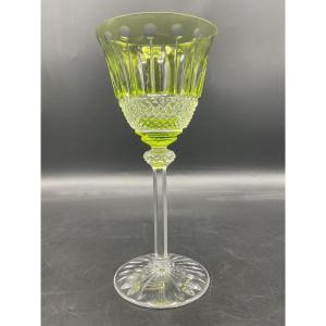 Saint louis Un verre Roemer à vin en cristal taillé coloré chartreuse modèle Tommy.