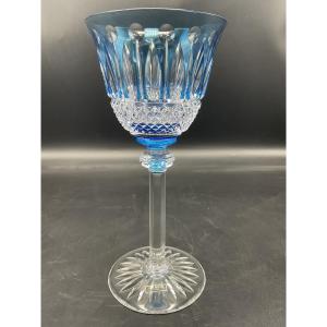 Saint louis Un verre Roemer à vin en cristal taillé coloré bleu clair modèle Tommy.