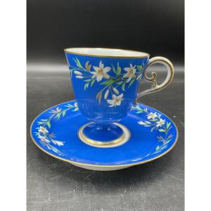 tasse à café et sa soucoupe en porcelaine du service Mousseline à pied de Jean Pouyat Limoges.